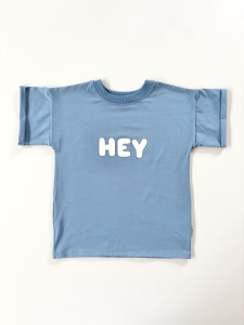 T-shirt ,,HEY” jeans