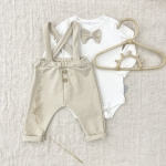 Komplet  body ecru z beżową muchą + spodnie beżowe classic na szelkach  