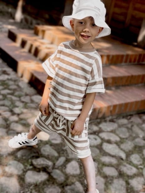 Komplet t-shirt prążkowany strips latte + szorty z kieszonkami strips latte