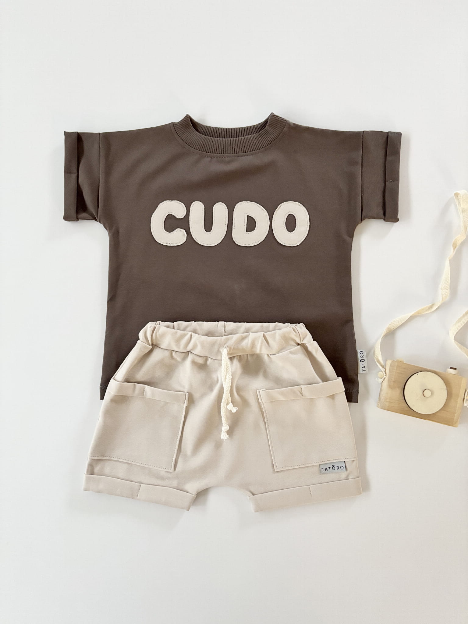 Komplet t-shirt ,,cudo’’czekolada + szorty z kieszonkami ciepły beż